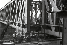 170325 Afbeelding van het verwijderen van het eerste brugdeel van de spoorbrug over de Lek te Culemborg, tijdens de ...